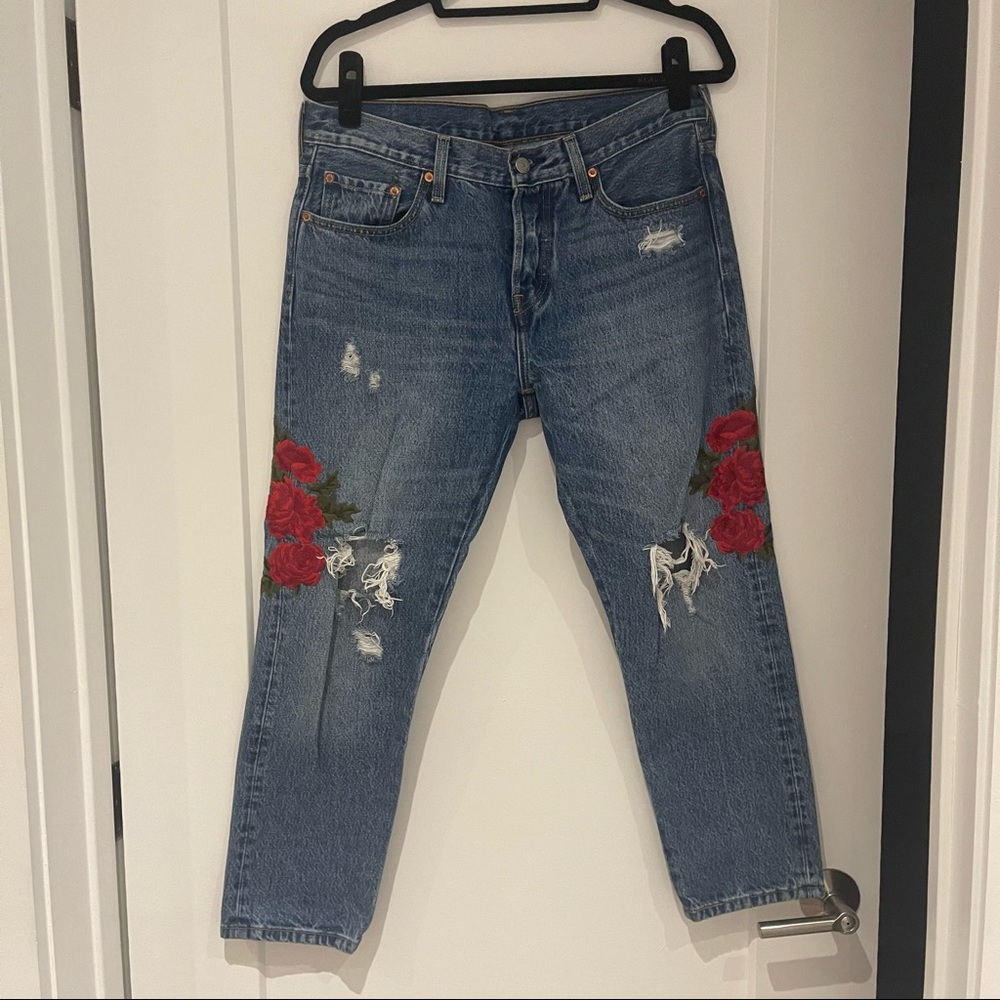 LEVIS distressed jeans with rose detailing